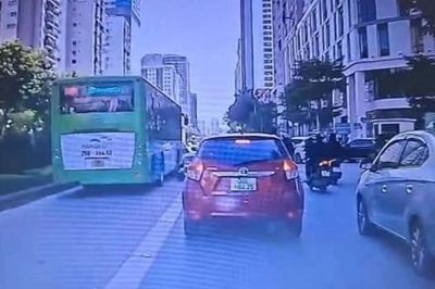 Hà Nội: Va chạm với xe buýt BRT trên đường Lê Văn Lương, người phụ nữ đi xe máy tử vong tại chỗ