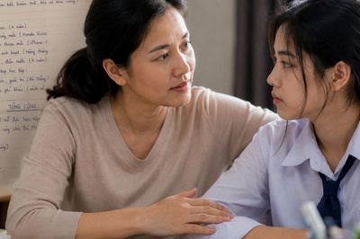 Chủ đề khiến hội phụ huynh Việt tranh cãi gắt nhất lúc này: Cha mẹ 'ghi nợ' là để con cái tự lập hay quá lạnh lùng?