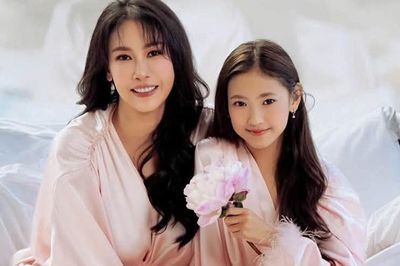 Hà Kiều Anh và con gái út gây chú ý ở London