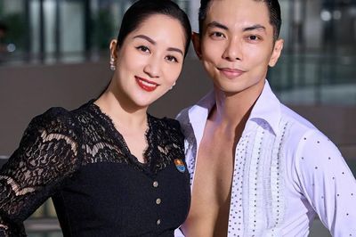 Nhân sinh nhật con trai, Phan Hiển vẫn tranh thủ 'nịnh' Khánh Thi