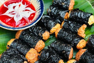 Vài bước đơn giản biến tấu ức gà thành món chả cuốn rong biển thơm nức, vừa ngon vừa đủ chất