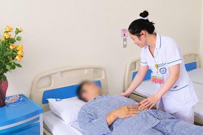 Đau bụng dữ dội, người đàn ông 42 tuổi thủng dạ dày, bác sĩ phát hiện tổn thương nghi ung thư ngay trên bàn mổ