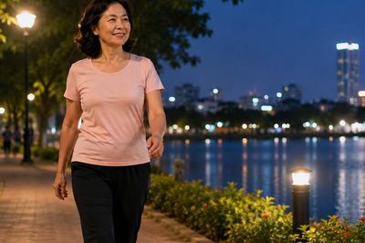 Sau tuổi 50, nên đi bộ trước hay sau bữa ăn để giảm mỡ bụng?