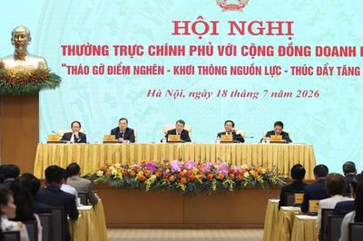 Thủ tướng: Xử lý đến cùng mọi vướng mắc của doanh nghiệp để thúc đẩy tăng trưởng