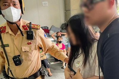 Cảnh sát giao thông Hà Nội mở đường đưa sản phụ vượt 'giờ vàng' đến bệnh viện an toàn