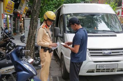 Không chỉ đỗ sai quy định, nhiều tài xế bị phạt vì mắc thêm lỗi khi rời vị trí lái
