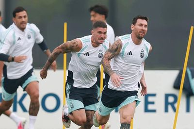 Messi cùng Argentina 'luyện công' dưới mưa, Tây Ban Nha hủy tập trước chung kết World Cup