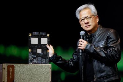 Bí mật đằng sau chiếc áo da gần 1 triệu USD của CEO Nvidia