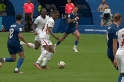 Rashford xỏ háng gây sốt