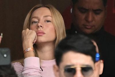 Bạn gái Mbappe gây sốt trên khán đài VIP