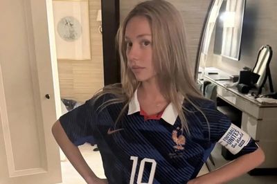 Mbappe 'trượt tay' đăng ảnh bạn gái?