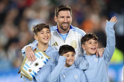 Phía sau hào quang World Cup là một Messi rất khác