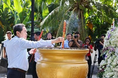 [Ảnh] Chủ tịch Quốc hội dâng hương tại Nghĩa trang Liệt sĩ Long Điền Đất Đỏ
