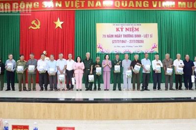 Phó Chủ tịch Quốc hội Nguyễn Thị Thanh tặng quà gia đình chính sách, người có công với cách mạng tại Đắk Lắk