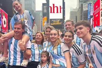 [Ảnh] Chung kết World Cup 2026: Cổ động viên Argentina biến New York thành sàn diễn Tango