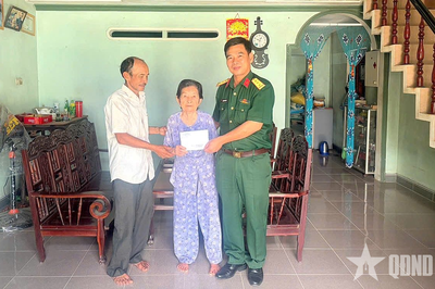 Lữ đoàn 572 thăm, tặng quà thương binh, thân nhân liệt sĩ