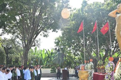 Chủ tịch Quốc hội Trần Thanh Mẫn dâng hương tưởng nhớ Anh hùng liệt sĩ Võ Thị Sáu