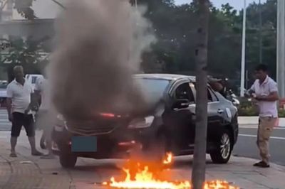 Ô tô đang dừng sửa bên đường bất ngờ bốc cháy