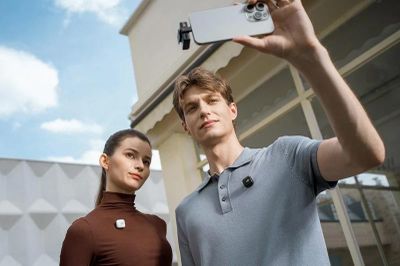 Từ vlog đến livestream bán hàng: Micro cài áo có trở thành thiết bị bắt buộc?
