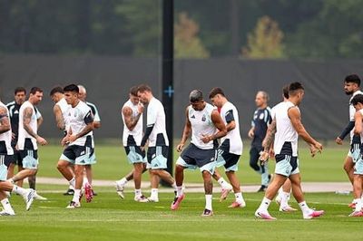 Thời tiết xấu làm đảo lộn kế hoạch chuẩn bị Chung kết World Cup của Tây Ban Nha và Argentina