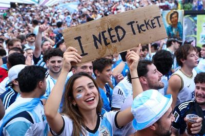 Hành trình săn vé chung kết của NHM Argentina: Bán cả gia tài, đi vay nặng lãi