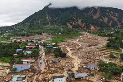 Lũ vừa rút, Mường Than lại khẩn cấp di dời dân vì vết nứt trên núi