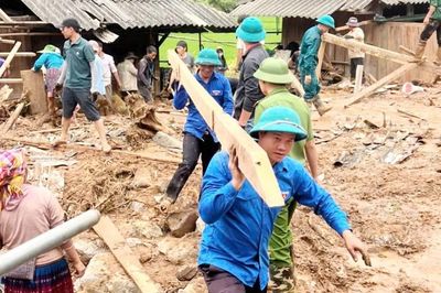 Băng bùn, vượt suối dựng lại nhà cho người dân Sơn La sau mưa lũ, sạt lở