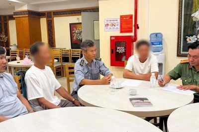 Công an làm việc với nhóm du khách bẻ san hô ở biển Nha Trang