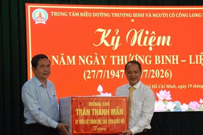 Chủ tịch Quốc hội Trần Thanh Mẫn thăm, tặng quà thương bệnh binh tại TPHCM