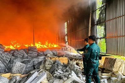 Công ty chế biến gỗ ở TPHCM cháy ngùn ngụt, cột khói đen bốc cao