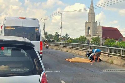 Va chạm xe khách trên Quốc lộ 1, người phụ nữ đi xe máy tử vong