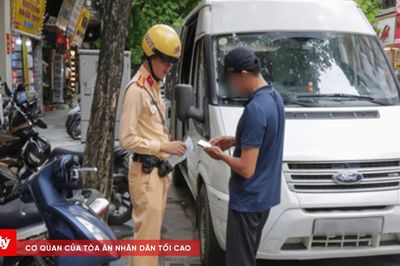 Hà Nội Nhiều ô tô bị cẩu kéo vì đỗ sai quy định trên các tuyến phố trung tâm