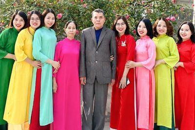 Từ căn lều giữa rừng, cha nghèo nuôi 7 con gái thành cử nhân