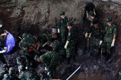 Quân đội đào từng lớp đất, phát hiện thêm nhiều liệt sĩ ở công viên Lê Thị Riêng