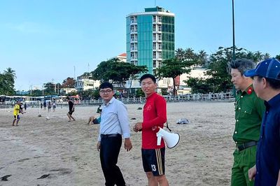 Công an làm việc với nhóm người bẻ, nhặt san hô ở bãi biển Hòn Chồng