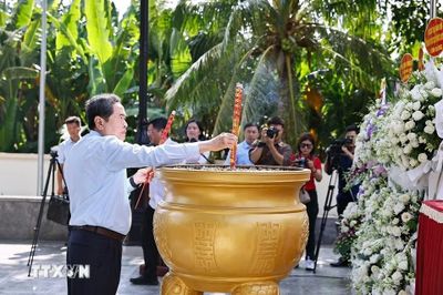 Chủ tịch Quốc hội dâng hương tại nghĩa trang liệt sỹ Long Điền Đất Đỏ