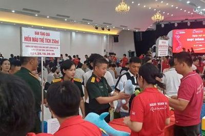 Nghìn người tại Nghệ An xếp hàng hiến máu cứu người