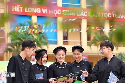 Mở rộng đối tượng, nâng mức hỗ trợ với học sinh dân tộc thiểu số rất ít người