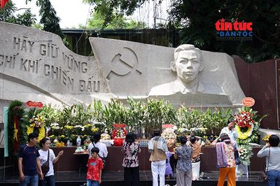 Dòng người thành kính tri ân các anh hùng liệt sĩ tại Công viên Lê Thị Riêng