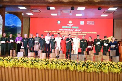 Tặng quà gia đình chính sách và người có công tại Sơn La