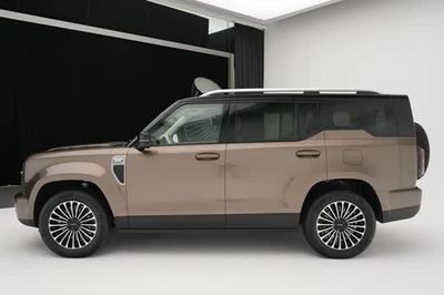 SUV dài gần 5,3 mét, mạnh 598 mã lực, giá chưa tới 900 triệu đồng