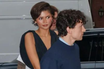 Zendaya rơi vào tình huống khó xử khi diện váy ngắn