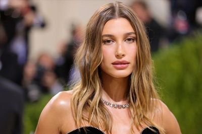 Người mẫu Hailey Bieber tiết lộ bí quyết giữ dáng sau khi sinh con trai đầu lòng với Justin Bieber