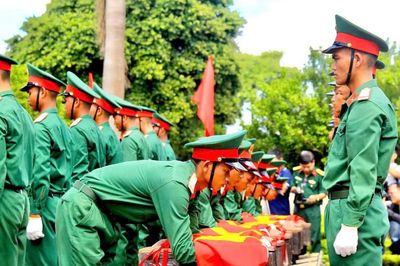 Đi tìm anh suốt chiều dài đất nước
