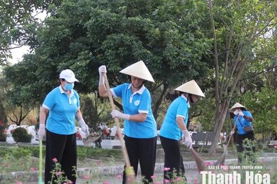 Ra quân dọn vệ sinh môi trường tại Nghĩa trang Liệt sĩ Hàm Rồng