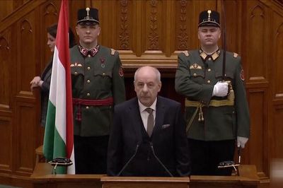 Tổng thống Hungary chấp nhận ký sửa đổi Hiến pháp