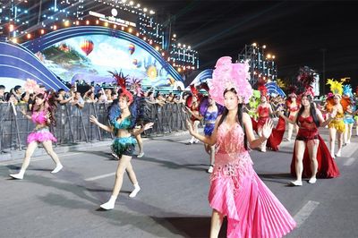 Rực rỡ sắc màu Carnival đường phố Festival Biển Khánh Hòa 2026