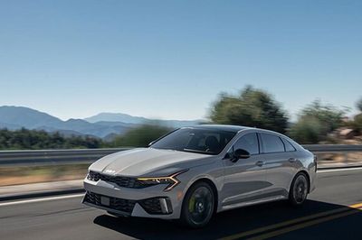 KIA K5 2026: Sedan hạng D phong cách thể thao với giá bán từ 769 triệu đồng