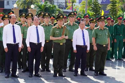 Đại tướng Lương Tam Quang viếng các anh hùng liệt sĩ và thăm, tặng quà người có công tại Gia Lai