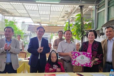 Phường Pleiku và Công ty CP Công trình đô thị Gia Lai nhận phụng dưỡng Mẹ Việt Nam anh hùng